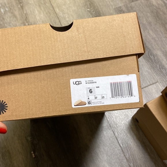 UGG | Cluggette Slippers Indoor Outdoor In Sand NEW In Box - Picture 17 of 17